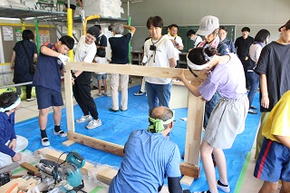 協力して建具を作る小学生たち