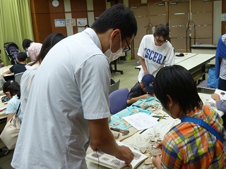 令和5年7月28日、森の図書館で「こども創作教室　化石発掘に挑戦!」が開催されました。