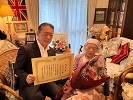 市内の最高齢者を井崎市長がお祝い