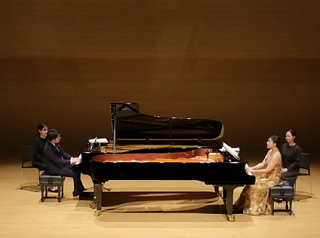 並べられた2台のピアノで、演奏するイプシロンピアノデュオのふたりの写真