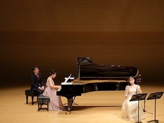 二胡を演奏する陳さんと伴奏をするイプシロンピアノデュオの写真