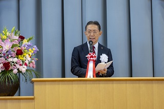 井崎市長が壇上で話す様子の写真