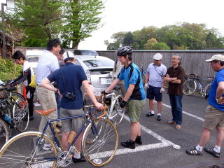 自転車愛好家が集まっている写真