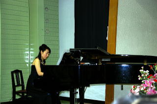 ピアノ演奏する江崎さん
