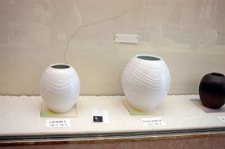 白釉彫紋壺の写真