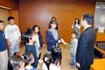 松ヶ丘子ども会から市長に義援金を手渡す様子の写真
