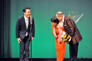 花束を贈る井崎市長の写真