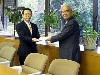井崎市長に提言書を渡している写真