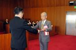 井崎市長から一人ひとりに表彰状が手渡されました