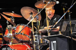 ジャズコンサートを総合プロデュースしたドラムの猪俣猛さん