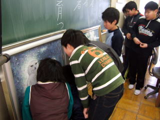 日本画を間近で見る子どもたち