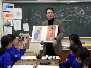 日本画の素晴らしさを説く藤島画伯の写真