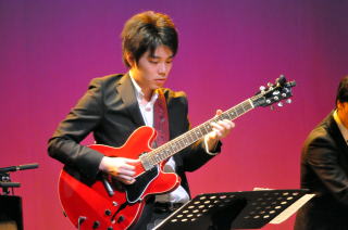 ギターの小野寛史さん
