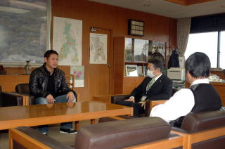 市長室で井崎市長と鈴木教育長と歓談
