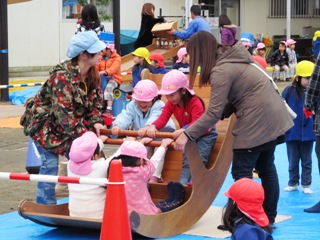 木製の遊具で遊ぶ子どもたち