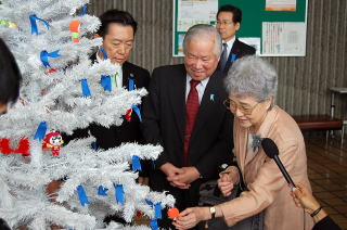 ホワイトクリスマスツリーを見る横田ご夫妻