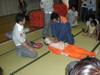 AEDの使用方法を学ぶ