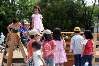 島津さんの大型遊具で遊ぶ子どもたち