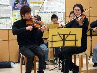 日曜情報センターでヴァイオリン演奏