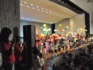 客席の子どもたちがステージに上がって一緒に歌い踊りました