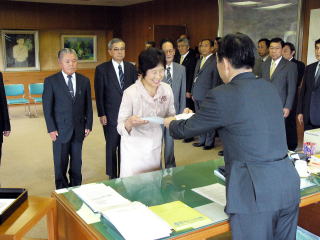 井崎市長から表彰状が手渡されました
