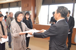 市長が受賞者一人ひとりに表彰状を手渡す（写真）