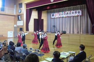 社交ダンスを発表する八木南コミュニティ地区合同講座発表会の写真