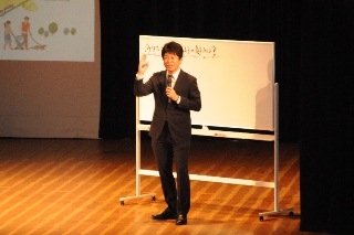 ホワイトボードを用いて講義をされる庄嶋さんの写真