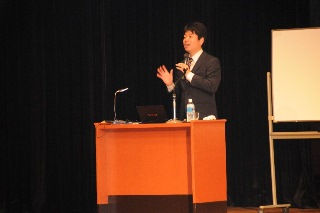 講義のまとめをする庄嶋さんの写真