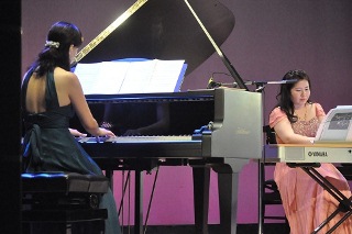 キーボードの浅川桃子さん、ピアノの石川容子さんの写真
