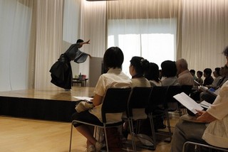 ステージ上で舞う中村梅乃さんの写真
