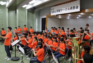北部中学校吹奏楽部が演奏している写真