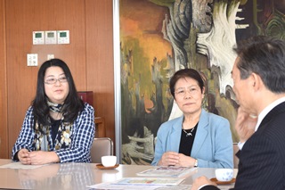 井崎市長と歓談する同団体代表者の写真