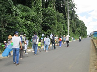 森へ歩く参加者の写真