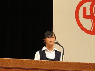 最優秀賞になった立木優奈さんのスピーチの写真