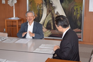 井崎市長と談笑する新保國弘会長の写真