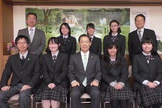 井崎市長と生徒の集合写真