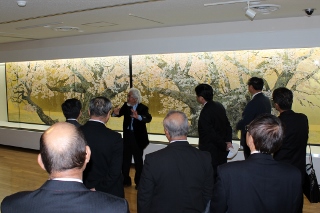今回の展示作品中最大の桜花浄苑雙図の前に集まる皆さんの写真