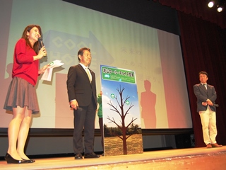 クールチョイス宣言をする寺川さんと井崎市長、齋藤健農林水産副大臣の写真