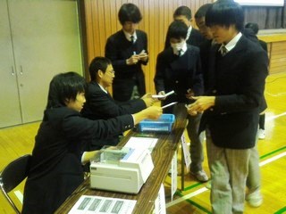 投票の手続きをする生徒の写真