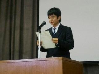演説をする生徒の写真