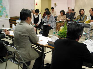 タウンミーティングで質疑に応答する市長の写真
