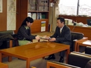市長に自作タウン誌を手渡す横川さんの写真