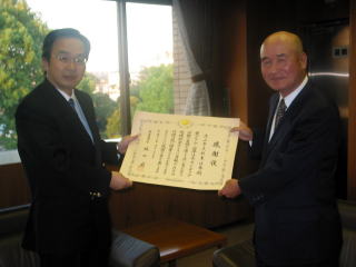 受賞を副市長に報告する加藤代表の画像
