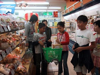 スーパーで食材を買う参加小学生の画像