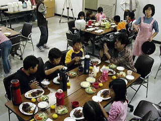 楽しく夕食を食べる参加者の画像