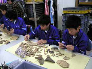 埋蔵文化財整理を行う北部中学校の生徒