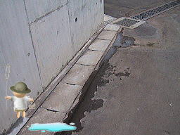 配水管から漏水した現場の写真