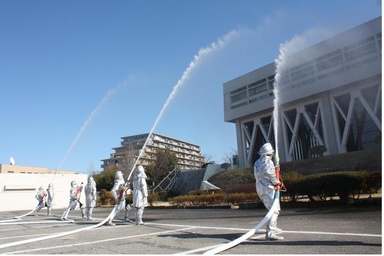 消防団員が放水している様子