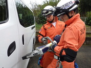 車両からの救出訓練の写真